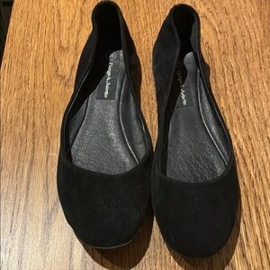 Django & Juliette Black Women's Flat Suede Shoes